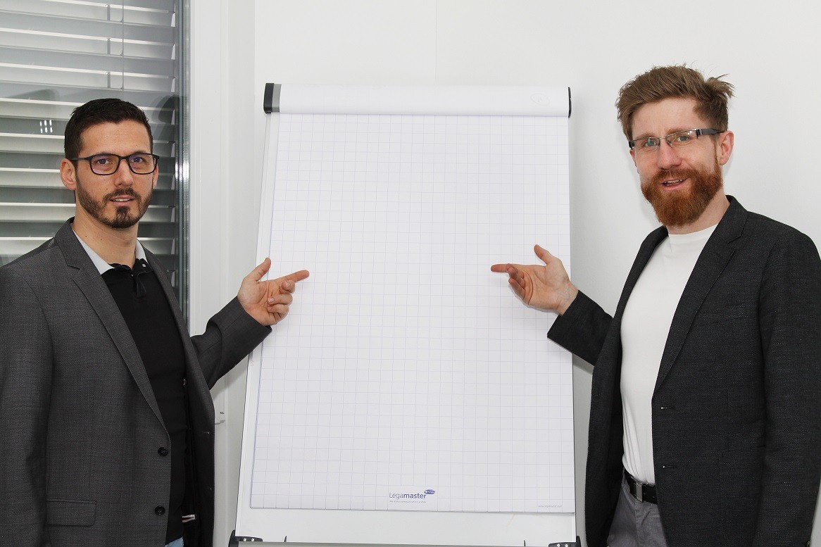 Die beiden Gründer von Emilum vor einem Flip-Chart