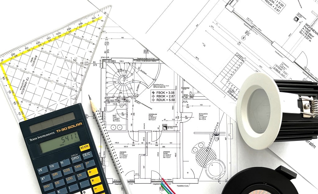 Technische Utensilien (Taschenrechner, Geo-Dreieck, Baupläne, LED-Spots) welche den Service bei Emilum verdeutlichen