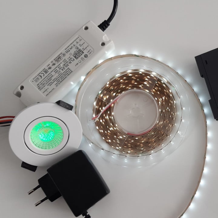 LED-Band, LED Spot und passendes Netzteil für den LED-Streifen