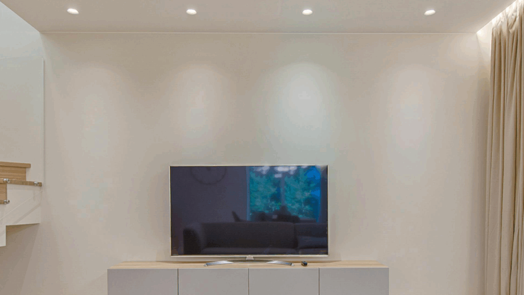 modernes Wohnzimmer mit TV und LED-Spot Beleuchtung