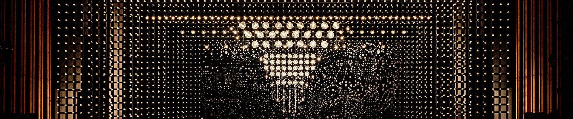 DMX Lichtsteuerung ersichtlich am Bühnenbild vom Musical Chicago in Berlin: besteht aus über 7000 einzel steuerbaren LED Glühlamen
